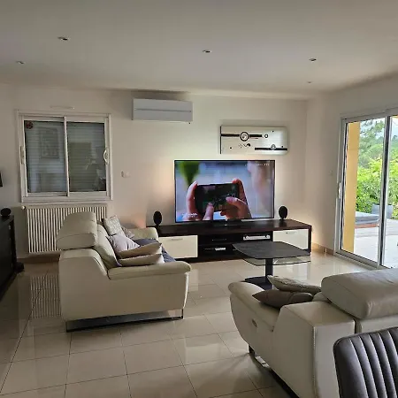 Beautiful Air-conditioned With Pool And Hot Tub