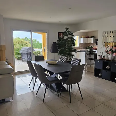 Beautiful Air-conditioned With Pool And Hot Tub Villa